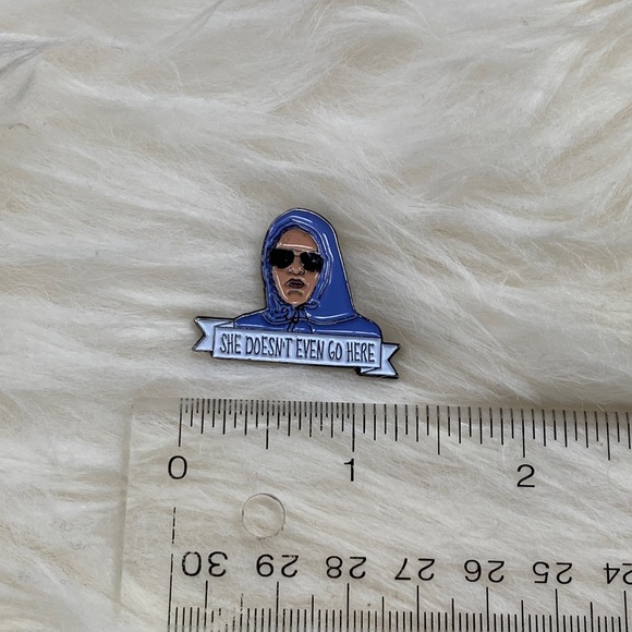 Mean girls enamel pin - Picture 3 of 4